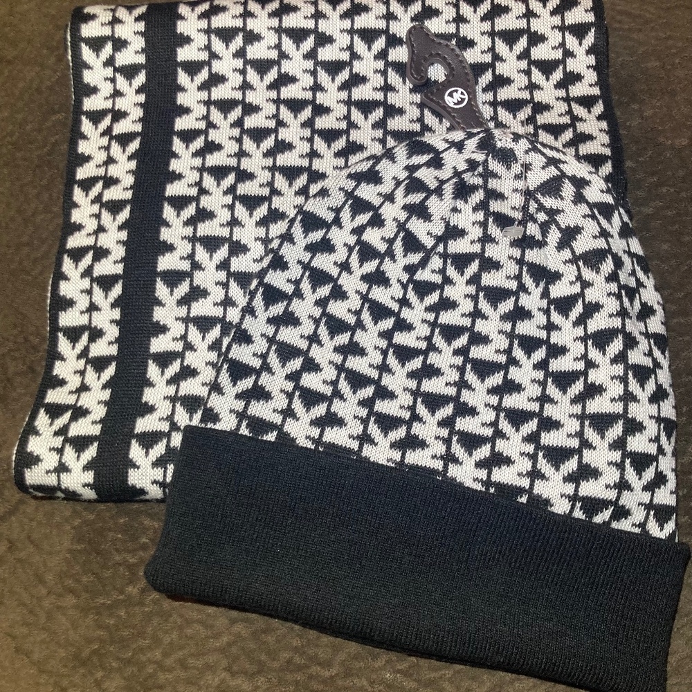Michael Kors black and white infinity Scarf and matching Beanie Hat NWT
